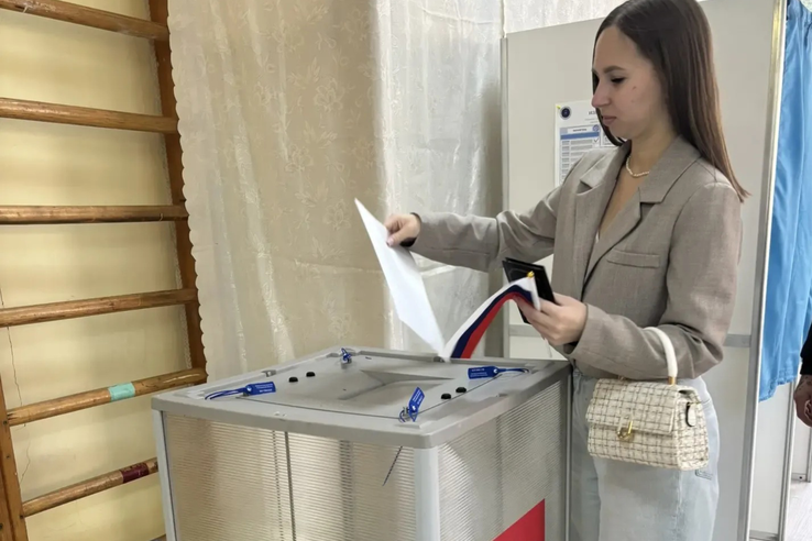 Сотрудники комитета сегодня приняли участие в голосовании