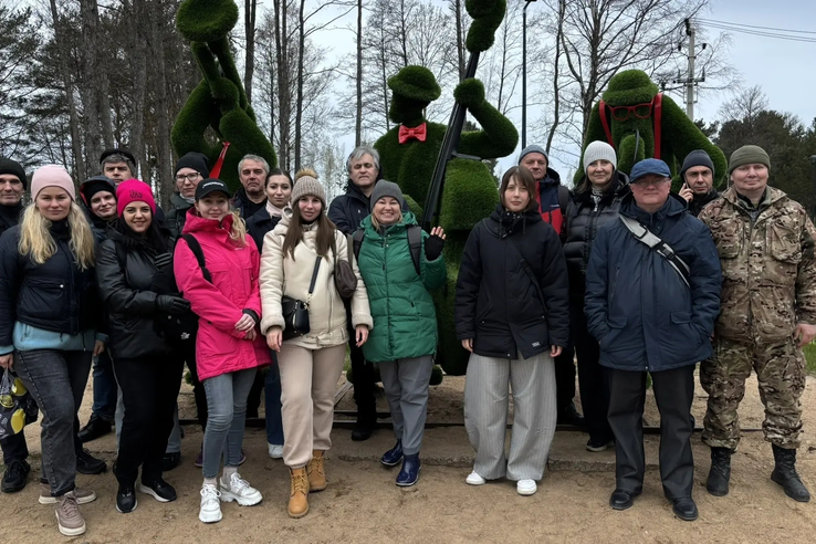 В преддверии праздника Весны и Труда сотрудники комитета привели в порядок прибрежную территорию правого берега реки Коваши в районе входной группы городского пляжа Соснового Бора.
