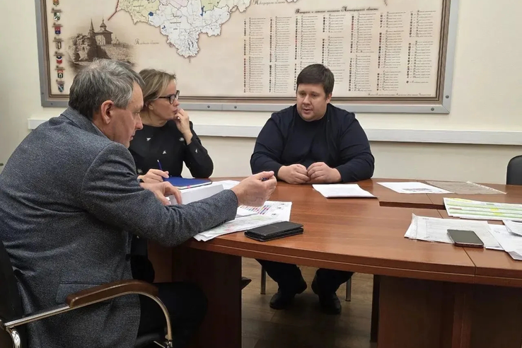 Председатель Комитета государственного строительного надзора Ленинградской области Андрей Семчанков провел переговоры с представителем ГК «А101» по вопросам ускорения передачи квартир дольщикам жилого комплекса во Всеволожске